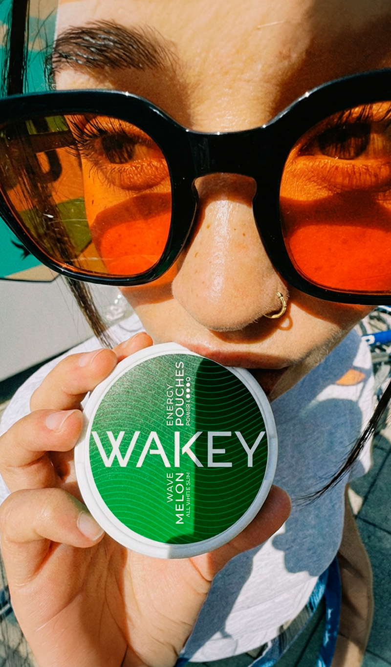 Nahaufnahme einer Dose Wakey Wave Melon in der Hand